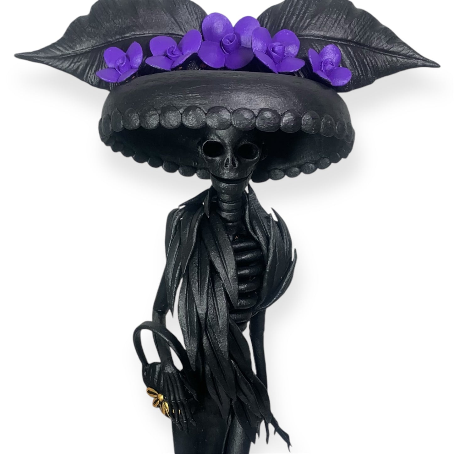 Catrina tradicional esculpida en barro por maestros artesanos de capula Michoacán