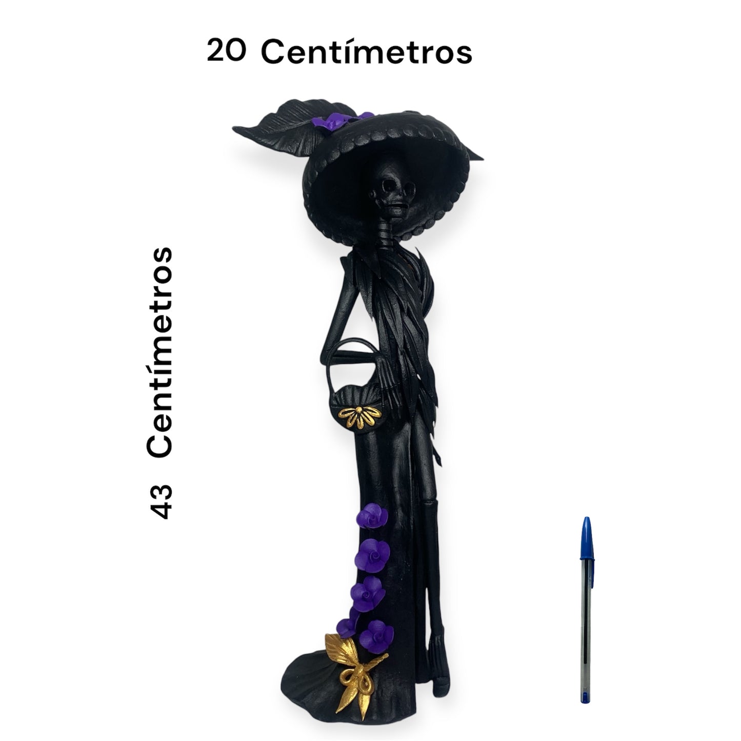 Catrina tradicional esculpida en barro por maestros artesanos de capula Michoacán